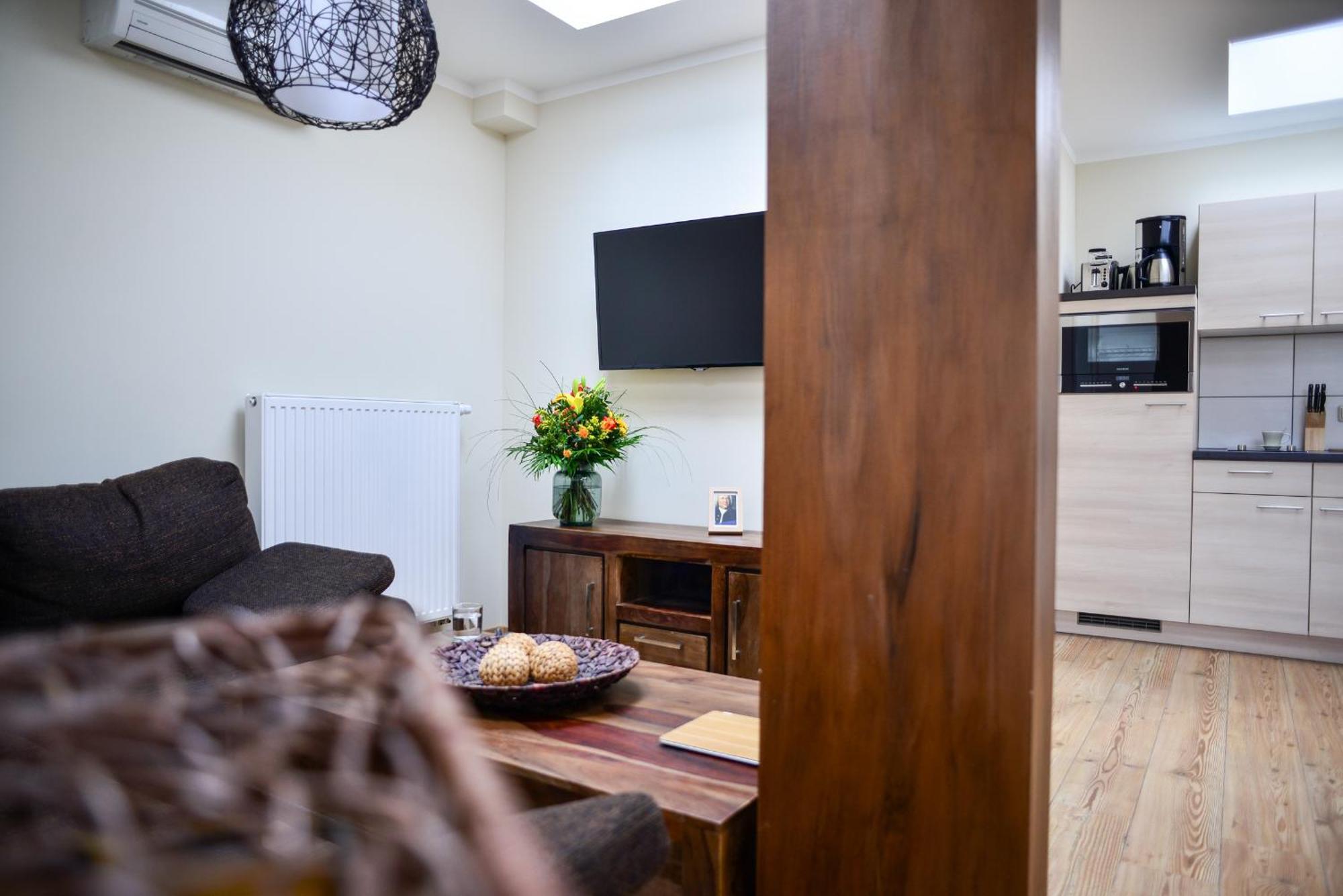 - Zoo Apartment *