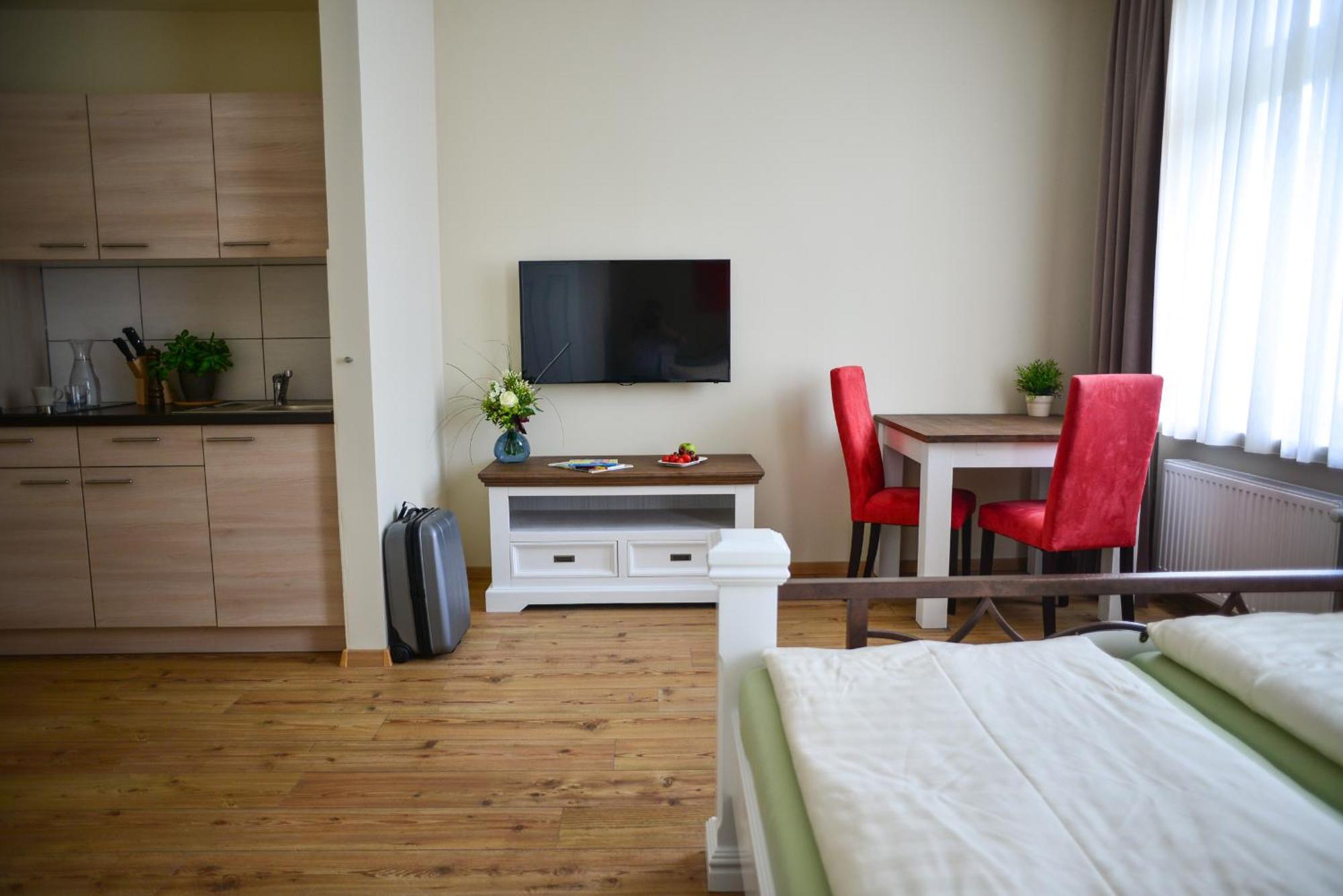- Zoo Apartment