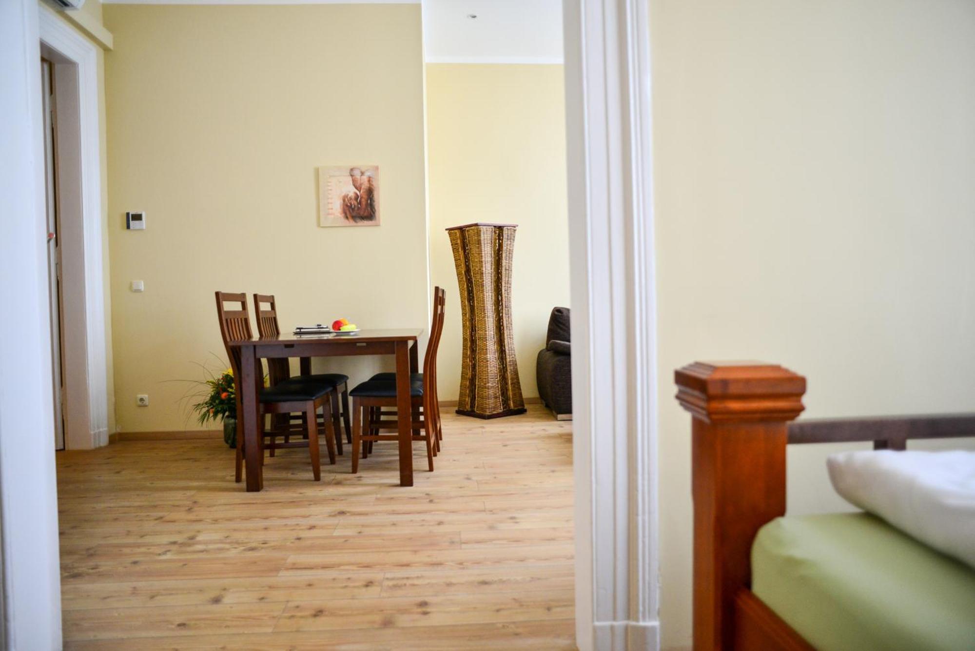 - Zoo Apartment *