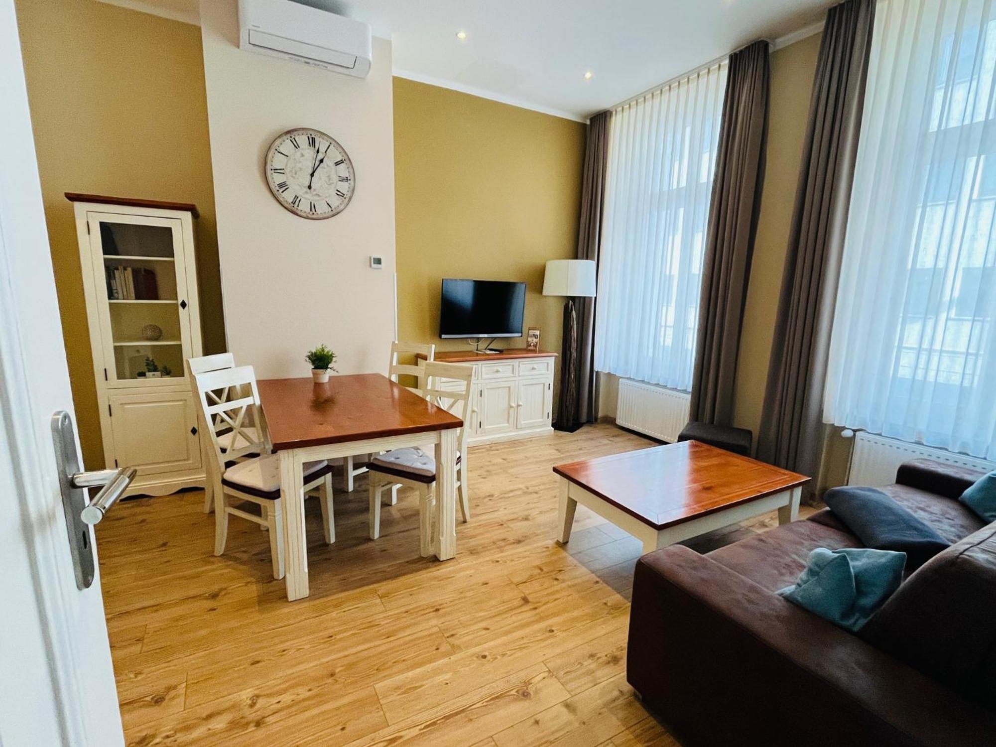 - Zoo Apartment