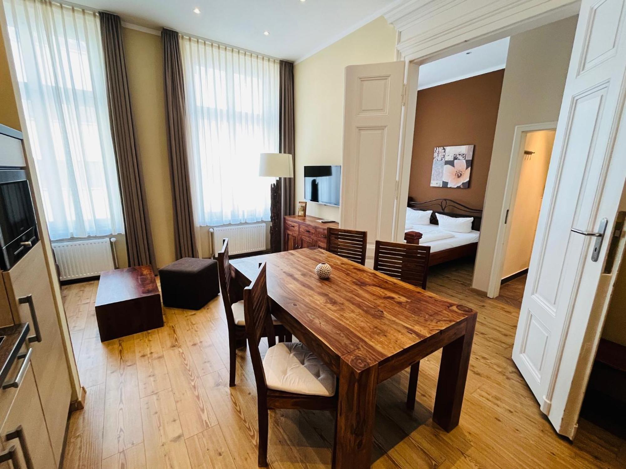 - Zoo Apartment *